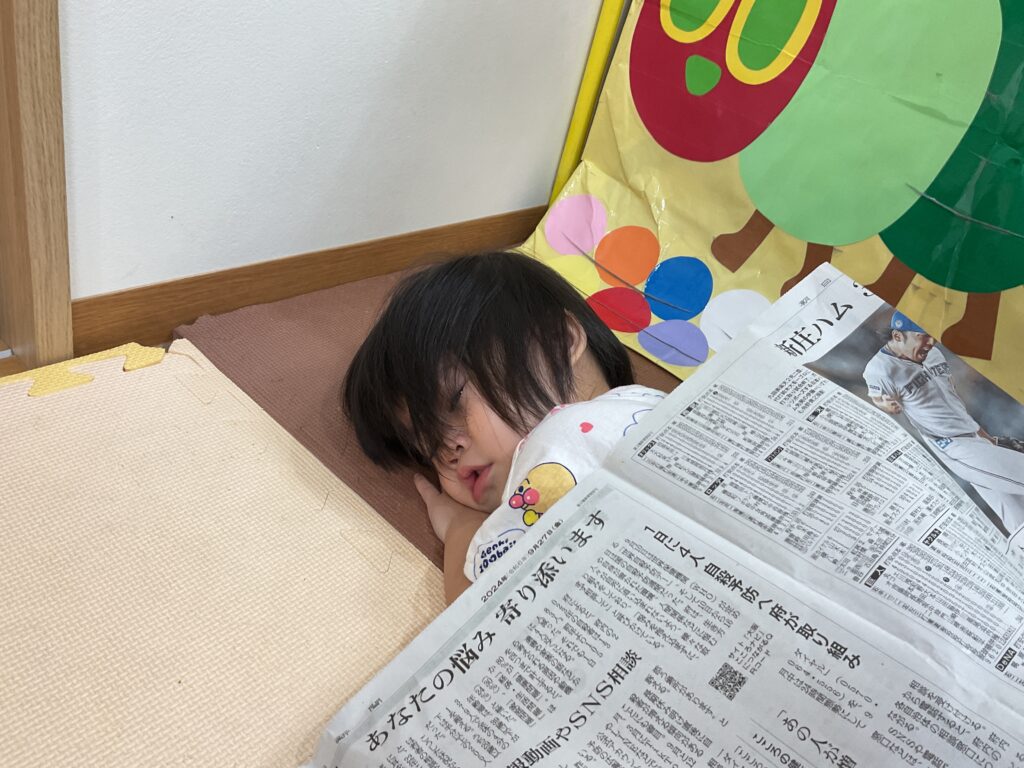 1歳児　新聞紙遊び　感触遊び　くじら保育園　天王寺園　天王寺　大阪　202508-1