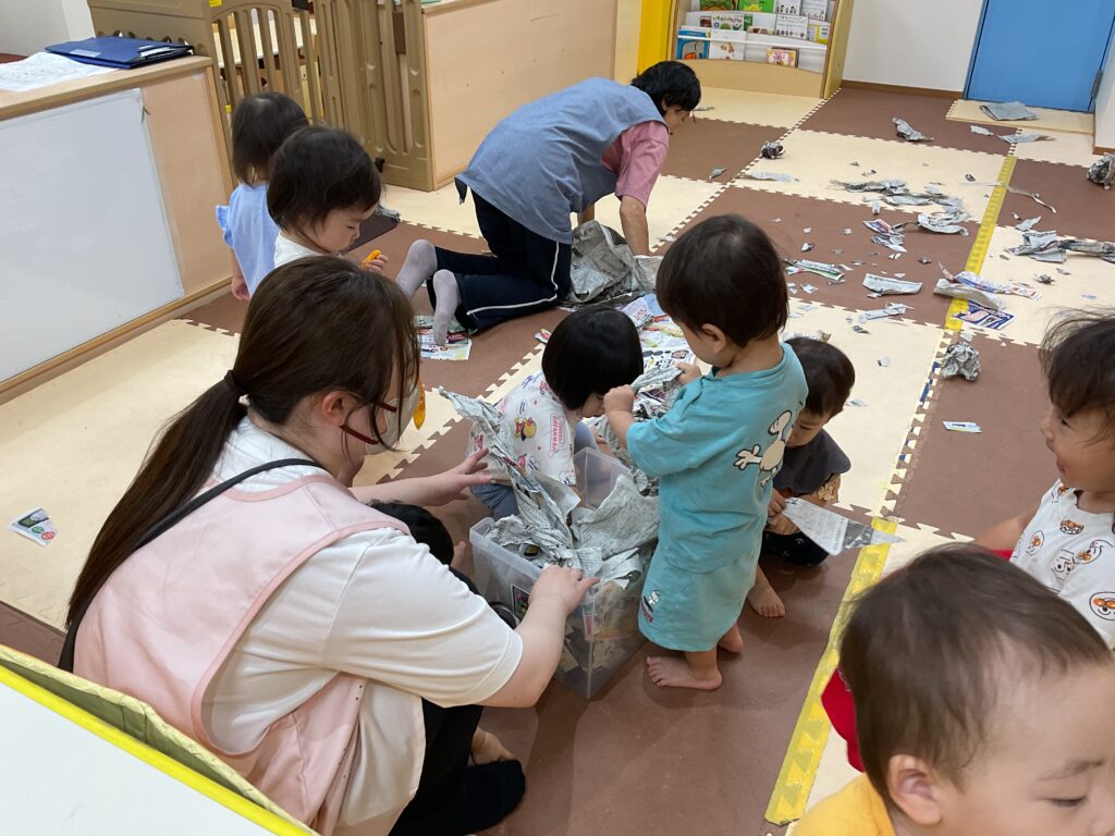 1歳児　新聞紙遊び　感触遊び　くじら保育園　天王寺園　天王寺　大阪　202508-3