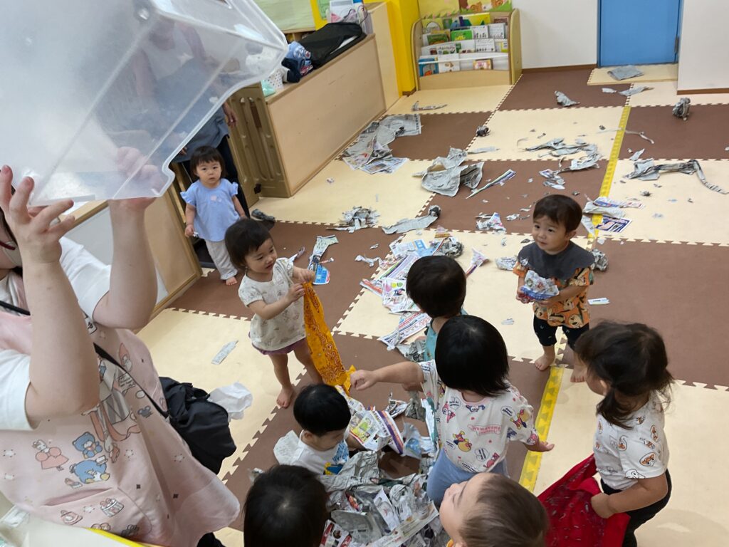 1歳児　新聞紙遊び　感触遊び　くじら保育園　天王寺園　天王寺　大阪　202508-4