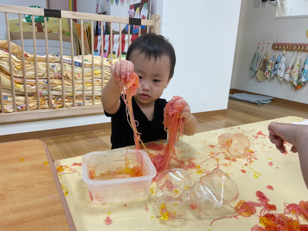 寒天遊び　春雨遊び　0歳児　1歳児　乳児　天王寺　くじら保育園天王寺園　大阪　保育園　202508-3