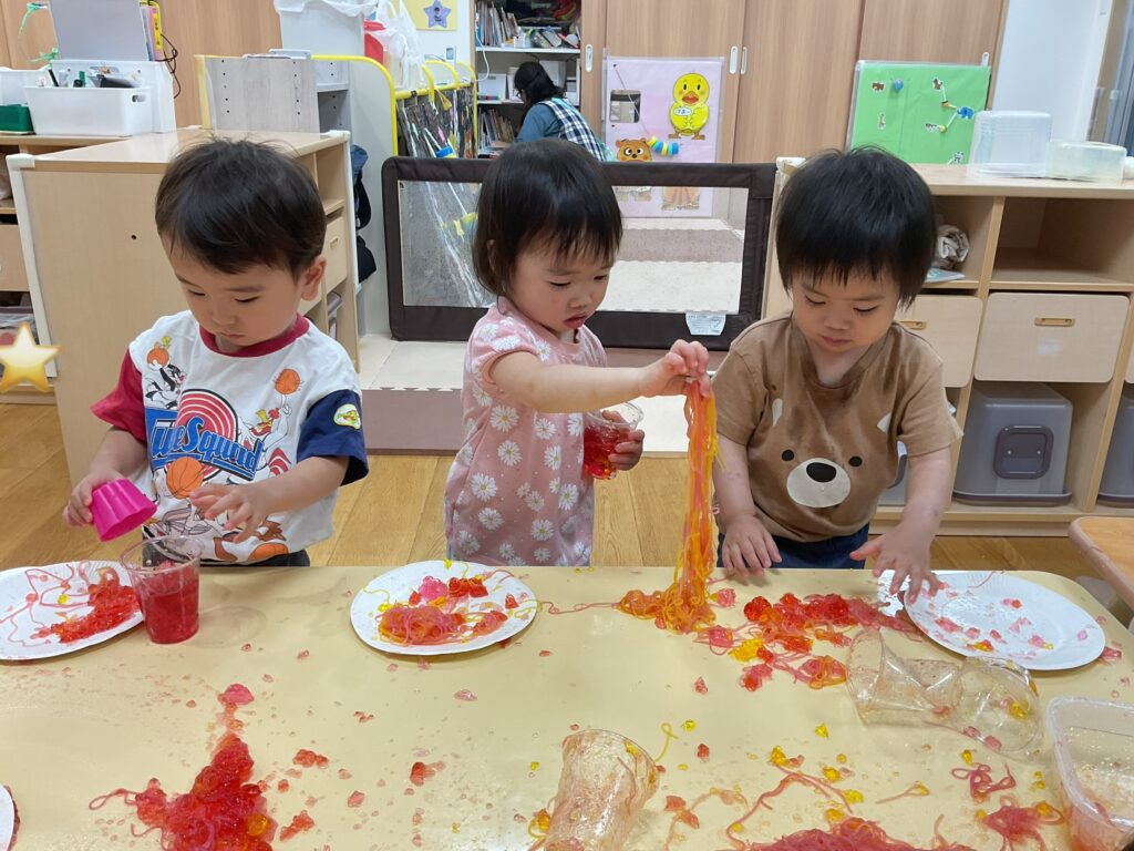 寒天遊び　春雨遊び　0歳児　1歳児　乳児　天王寺　くじら保育園天王寺園　大阪　保育園　202508-4