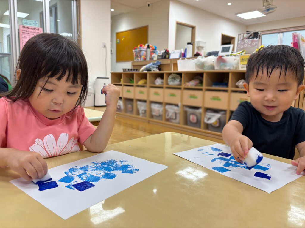 雨 製作 アート 雨粒 メラミンスポンジ シール シール貼り 梅雨 2歳児 くじら保育園 天王寺園 202507-1