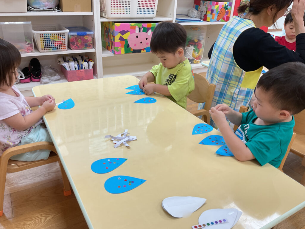 雨 製作 アート 雨粒 メラミンスポンジ シール シール貼り 梅雨 2歳児 くじら保育園 天王寺園 202507-2