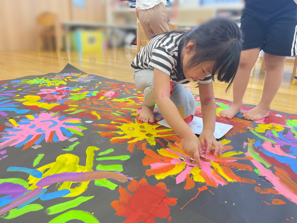 共同絵画　花火　製作　4歳児　　年中　くじら保育園　天王寺園　大阪　保育園　202508-2