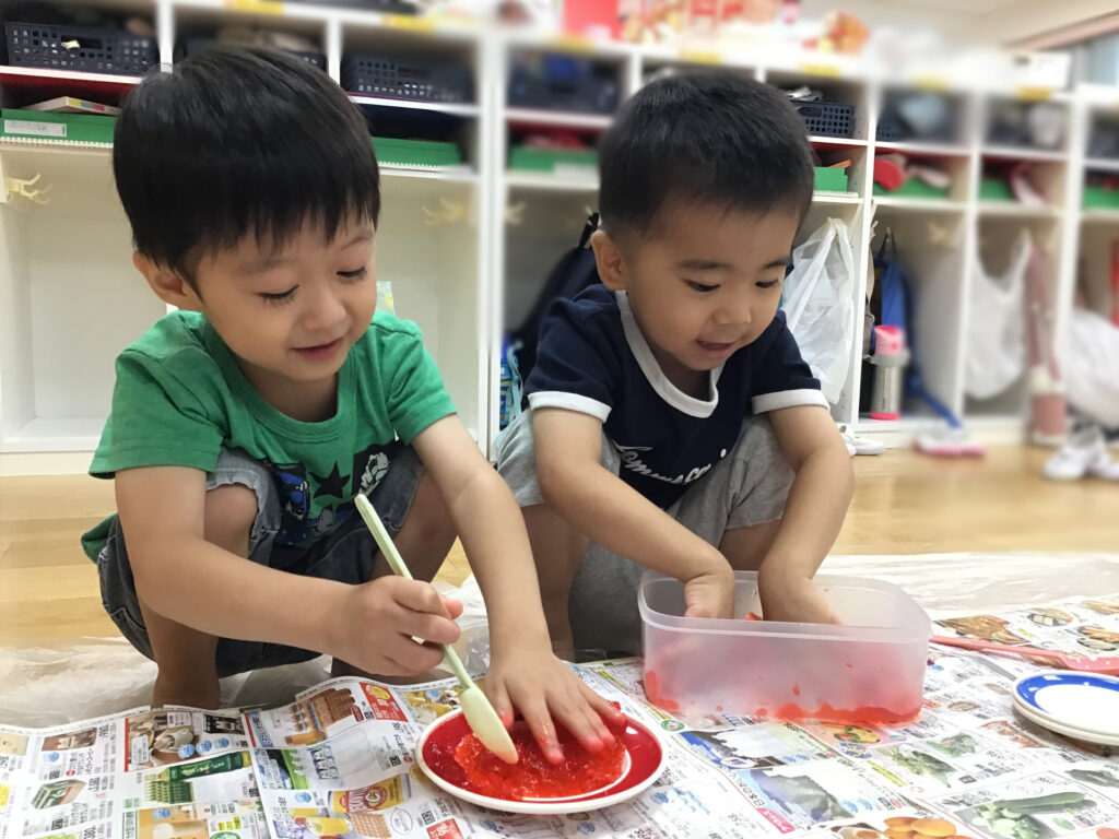 寒天　食紅　感触あそび　寒天あそび　室内あそび　くじら保育園天王寺園　大阪　保育園　３歳児　202508-3