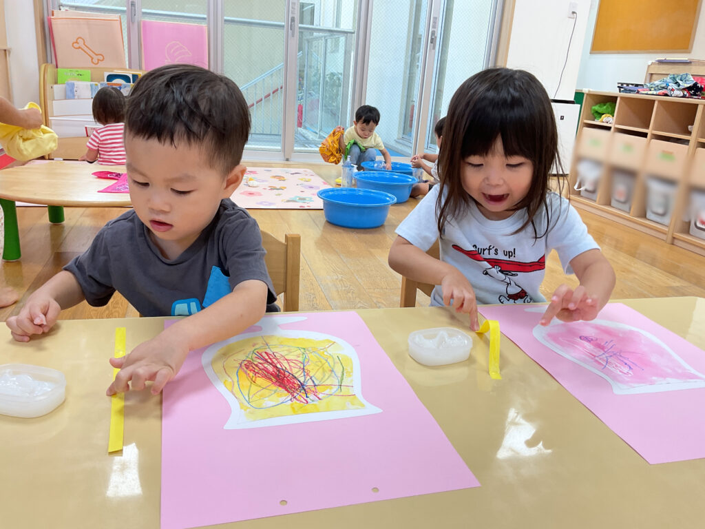 製作 絵の具 クレパス ミックスジュース ジュース作り 2歳児 くじら保育園 大阪 保育園 202508-2