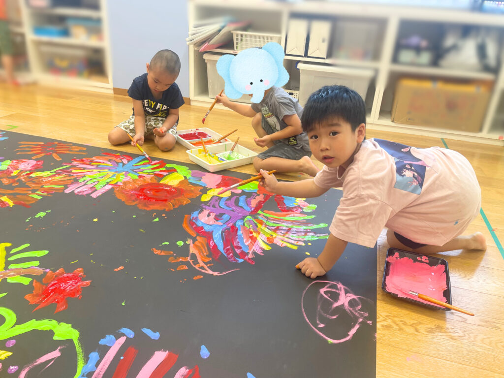 共同絵画　花火　製作　4歳児　　年中　くじら保育園　天王寺園　大阪　保育園　202508-1