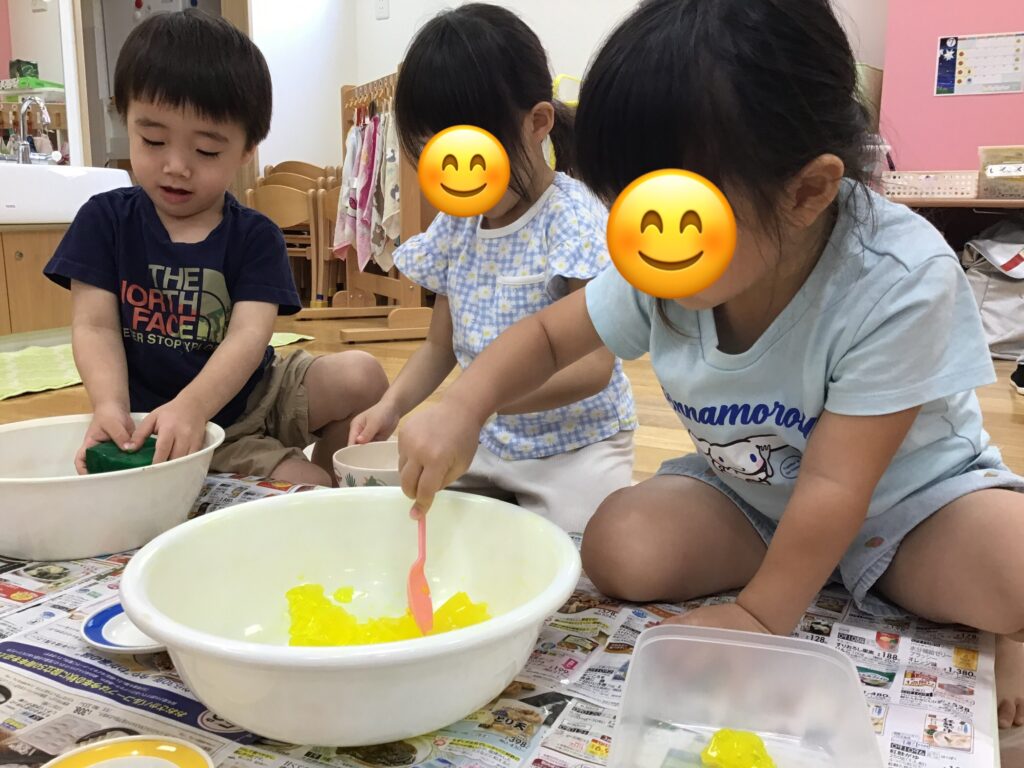 寒天　食紅　感触あそび　寒天あそび　室内あそび　くじら保育園天王寺園　大阪　保育園　３歳児　202508-2