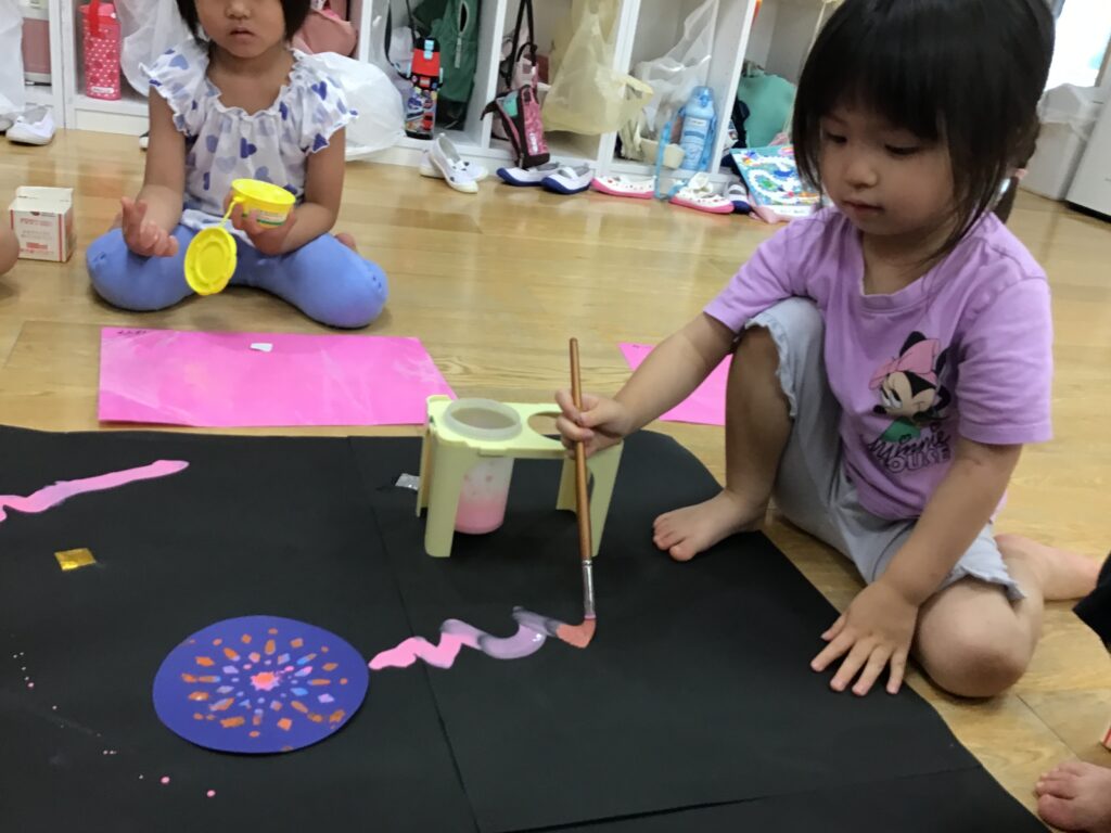 製作 切り絵 花火 夏の製作 夏 保育園 大阪 くじら保育園 天王寺 3歳児 年少 202508-3