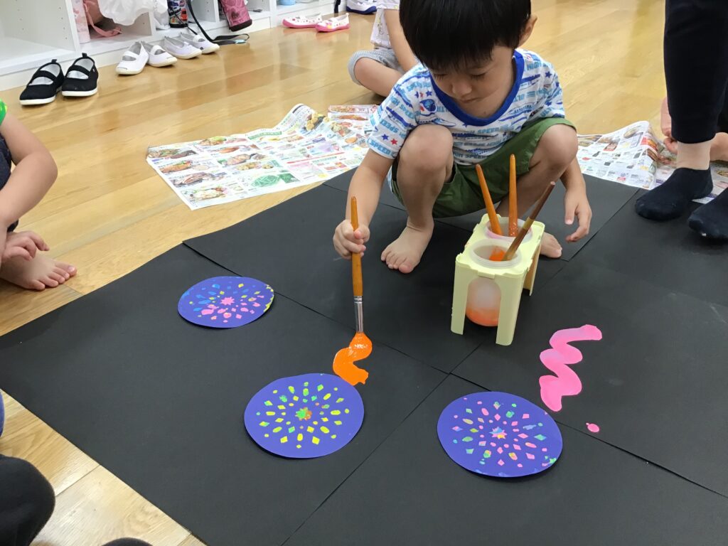 製作 切り絵 花火 夏の製作 夏 保育園 大阪 くじら保育園 天王寺 3歳児 年少 202508-2