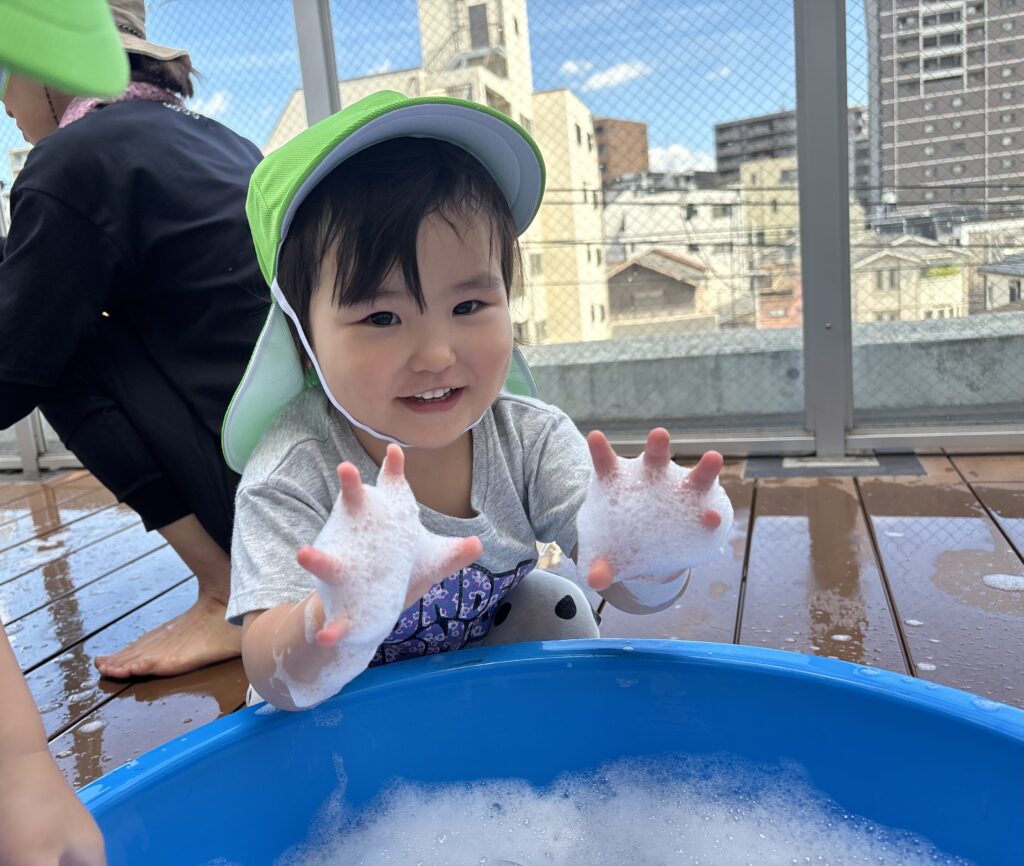 泡あそび　屋上　2歳児　くじら保育園　大阪　保育園　天王寺園　202508-2