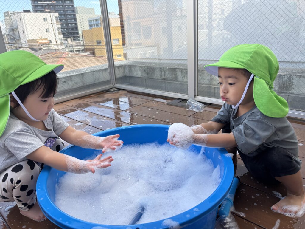 泡あそび　屋上　2歳児　くじら保育園　大阪　保育園　天王寺園　202508-4