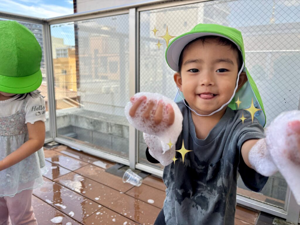 泡あそび　屋上　2歳児　くじら保育園　大阪　保育園　天王寺園　202508-1