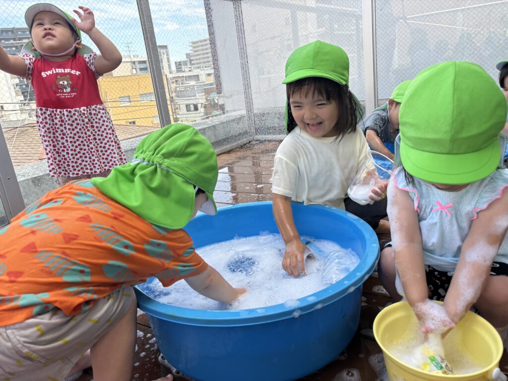 泡あそび　屋上　2歳児　くじら保育園　大阪　保育園　天王寺園　202508-3