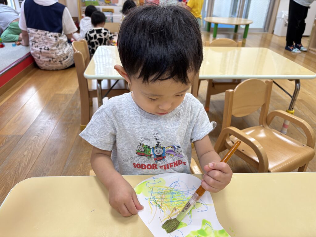 製作 絵の具 クレパス ミックスジュース ジュース作り 2歳児 くじら保育園 大阪 保育園 202508-1