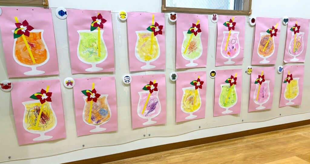 製作 絵の具 クレパス ミックスジュース ジュース作り 2歳児 くじら保育園 大阪 保育園 202508-4