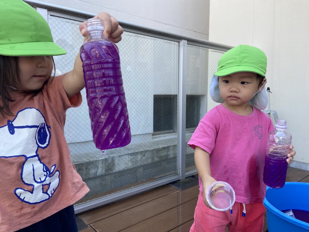 色水あそび　水あそび　見立てあそび　色彩感覚　くじら保育園　天王寺　大阪　保育園　2歳児　202508-2