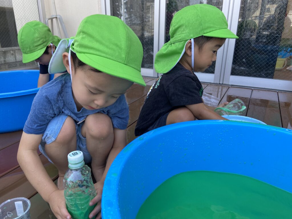 色水あそび　水あそび　見立てあそび　色彩感覚　くじら保育園　天王寺　大阪　保育園　2歳児　202508-1