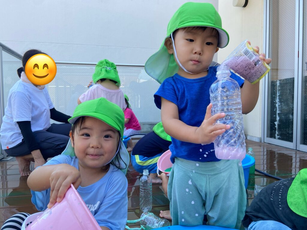 色水あそび　水あそび　見立てあそび　色彩感覚　くじら保育園　天王寺　大阪　保育園　2歳児　202508-3