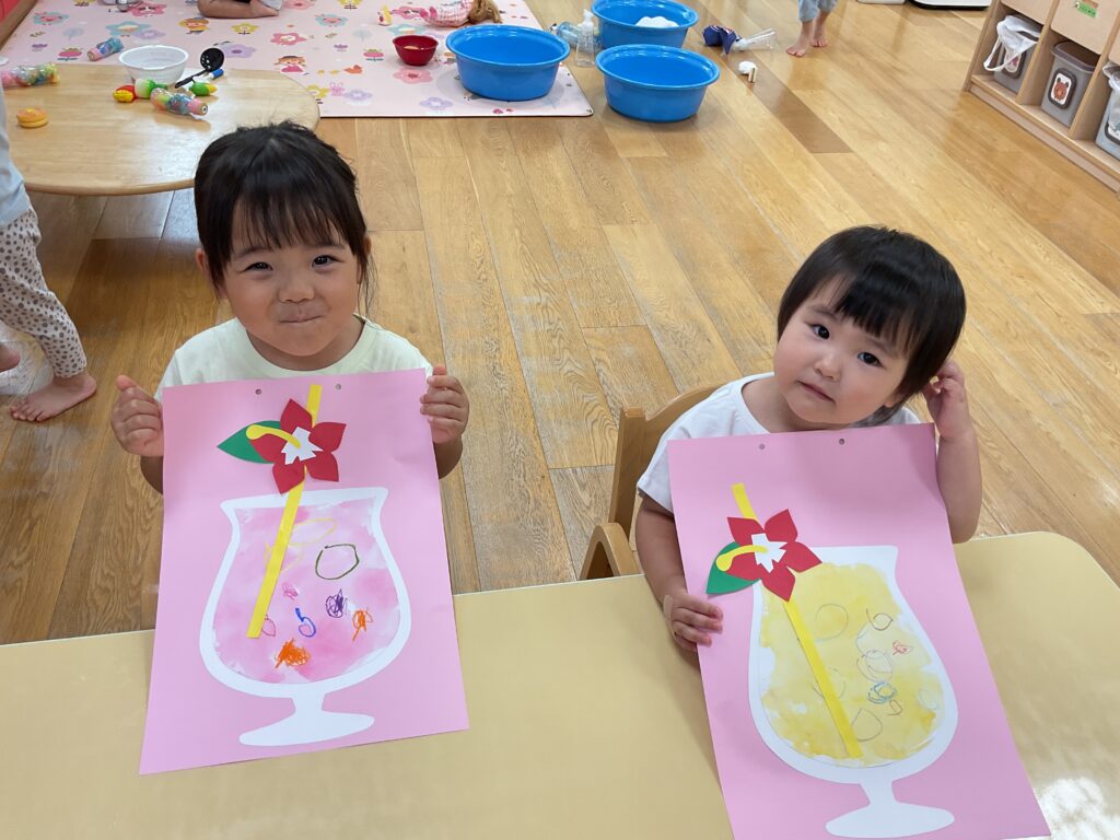 製作 絵の具 クレパス ミックスジュース ジュース作り 2歳児 くじら保育園 大阪 保育園 202508-3