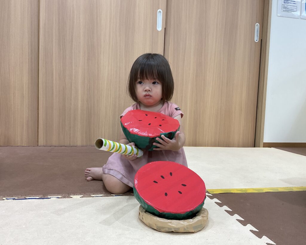 すいか割り 夏 2歳児 くじら保育園 天王寺 大阪 保育園 大阪市 202508-5