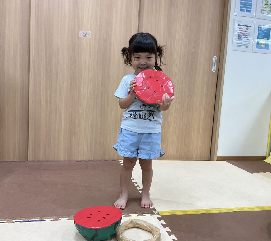 すいか割り 夏 2歳児 くじら保育園 天王寺 大阪 保育園 大阪市 202508-4