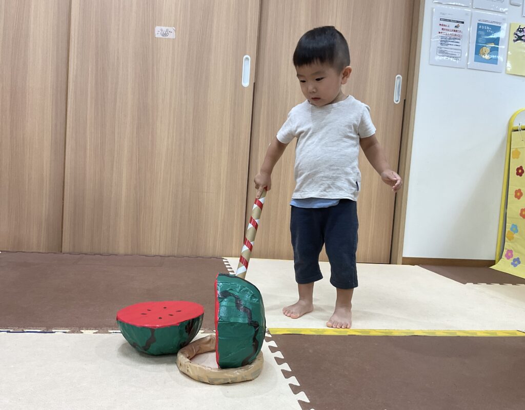 すいか割り 夏 2歳児 くじら保育園 天王寺 大阪 保育園 大阪市 202508-3