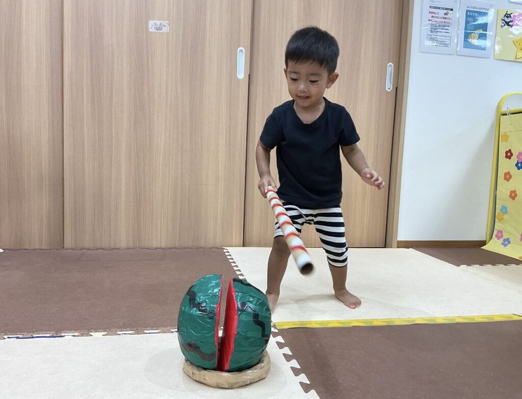 すいか割り 夏 2歳児 くじら保育園 天王寺 大阪 保育園 大阪市 202508-2