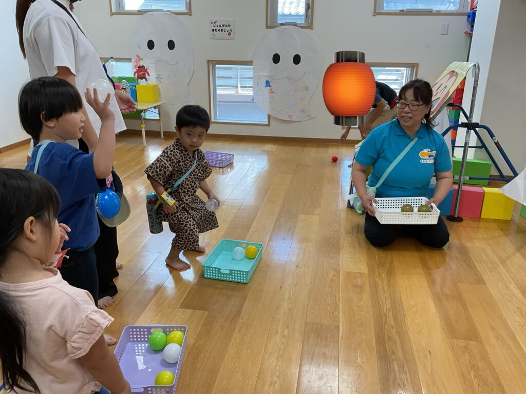 夏祭り　保育園　大阪　天王寺　夏まつり　さかなつり　まとあて　ボール投げ　ヨーヨーすくい　金魚すくい　くじら保育園　202508-3