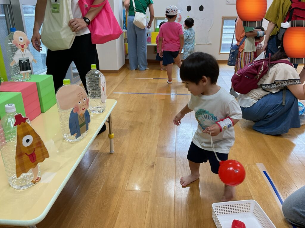 夏祭り　保育園　大阪　天王寺　夏まつり　さかなつり　まとあて　ボール投げ　ヨーヨーすくい　金魚すくい　くじら保育園　202508-4