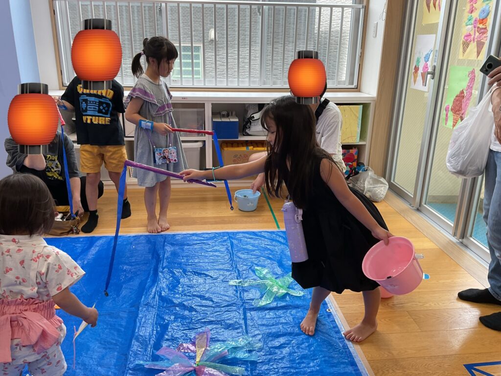 夏祭り　保育園　大阪　天王寺　夏まつり　さかなつり　まとあて　ボール投げ　ヨーヨーすくい　金魚すくい　くじら保育園　202508-5