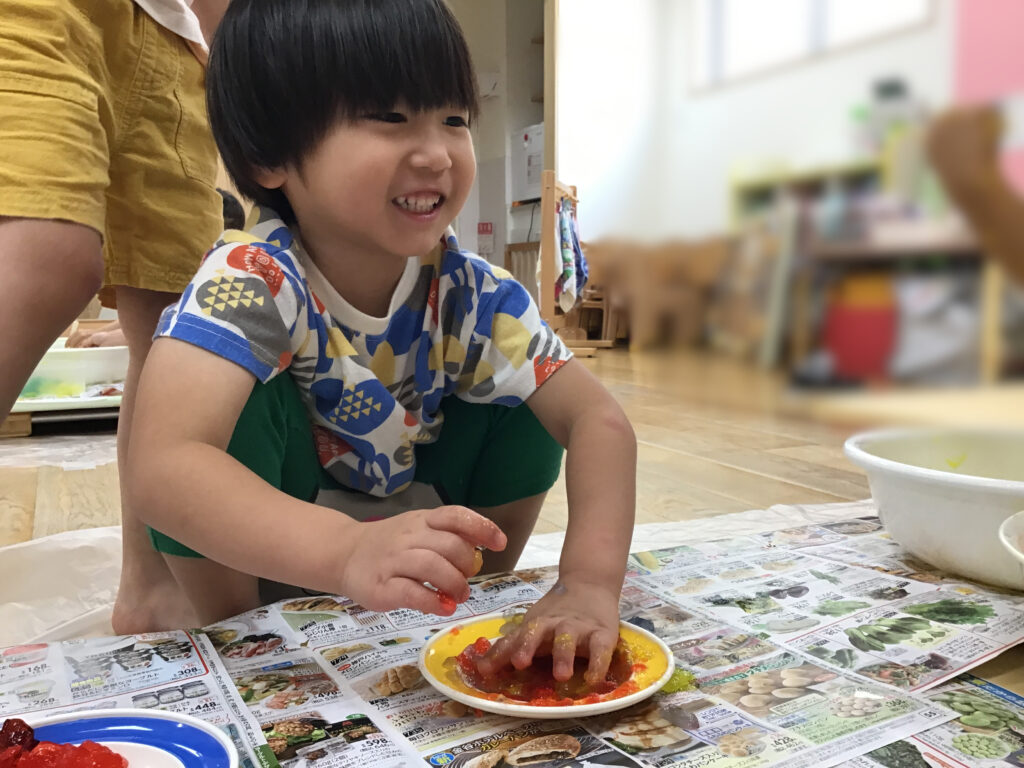 寒天　食紅　感触あそび　寒天あそび　室内あそび　くじら保育園天王寺園　大阪　保育園　３歳児　202508-1