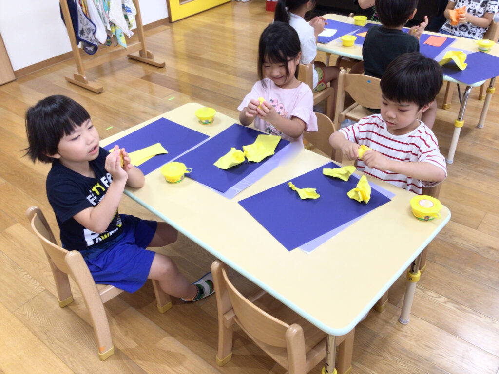 5歳児　年長　大阪　保育園　くじら保育園　天王寺　お月見製作　ちぎり絵　20259-1