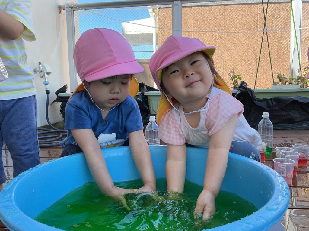 色水遊び 水遊び 0歳児 1歳児 乳児 大阪 保育園 くじら保育園 天王寺 202509-3