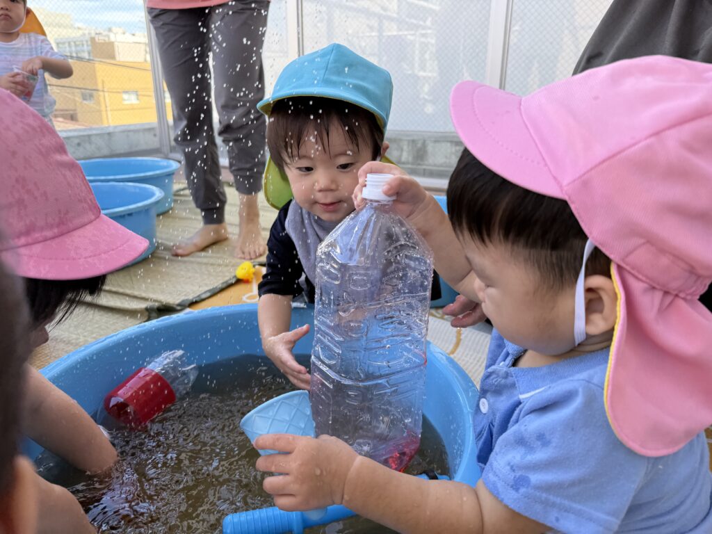 色水遊び 水遊び 0歳児 1歳児 乳児 大阪 保育園 くじら保育園 天王寺 202509-1