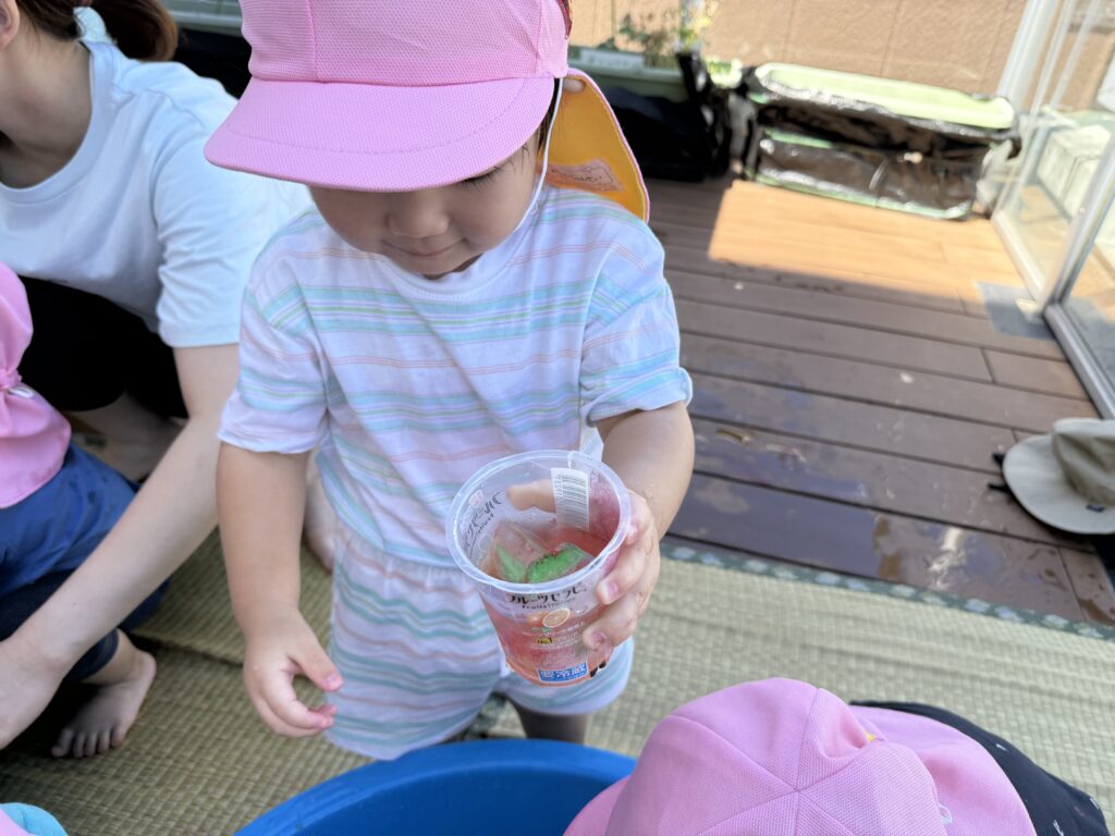 色水遊び 水遊び 0歳児 1歳児 乳児 大阪 保育園 くじら保育園 天王寺 202509-4