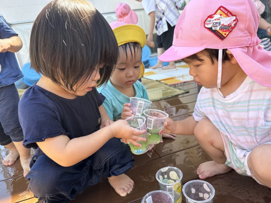 色水遊び 水遊び 0歳児 1歳児 乳児 大阪 保育園 くじら保育園 天王寺 202509-2