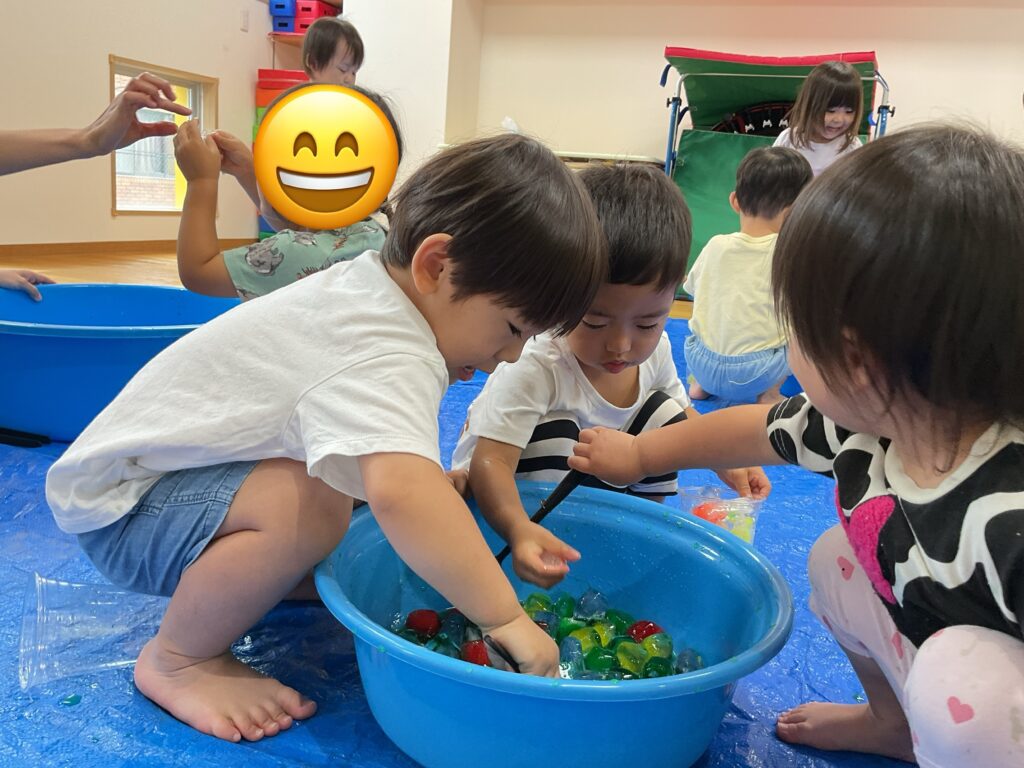 2歳児 氷遊び くじら保育園 天王寺園 大阪 保育園 202509-2
