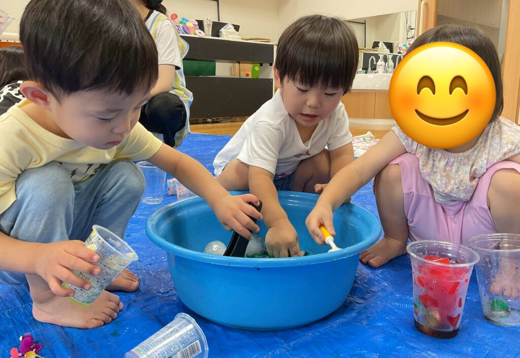 2歳児 氷遊び くじら保育園 天王寺園 大阪 保育園 202509-1