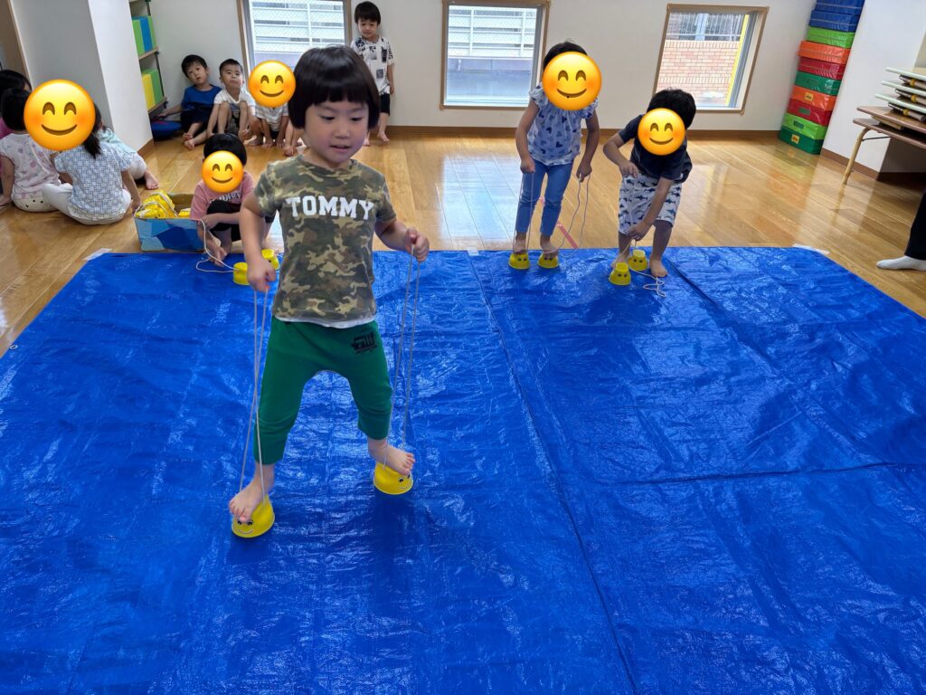 障害物あそび　ぽっくり　平均台　くじら保育園　天王寺園　大阪　保育園　3歳児　202509-2