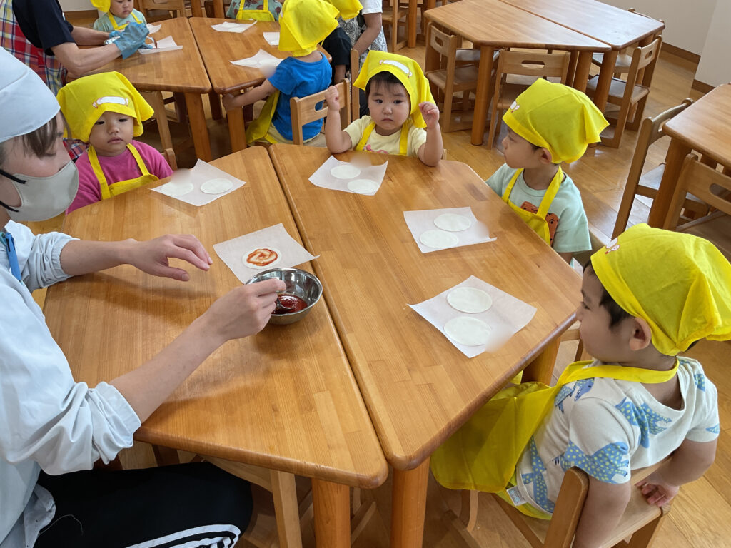 食育　大阪　保育園　クッキング　ピザ　くじら保育園　天王寺園　2歳児　202509-3