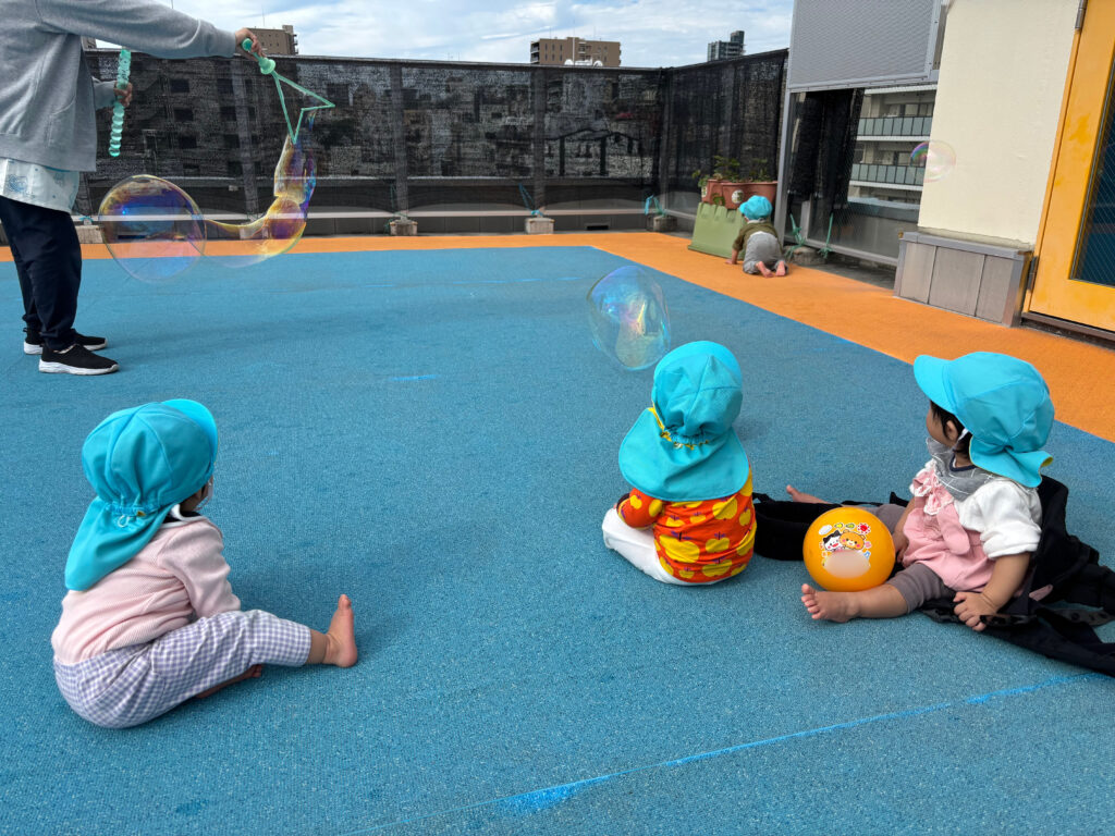 保育園 屋上 大阪 くじら保育園 0歳児 202511-3