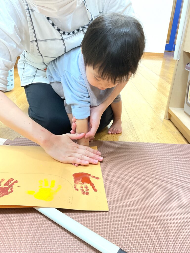 大阪 保育園 くじら保育園 手形足形アート 202511-5