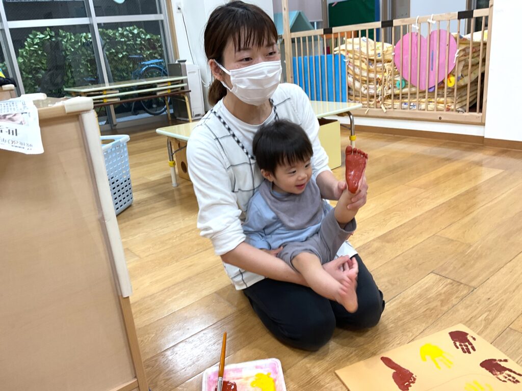 大阪 保育園 くじら保育園 手形足形アート 202511-3