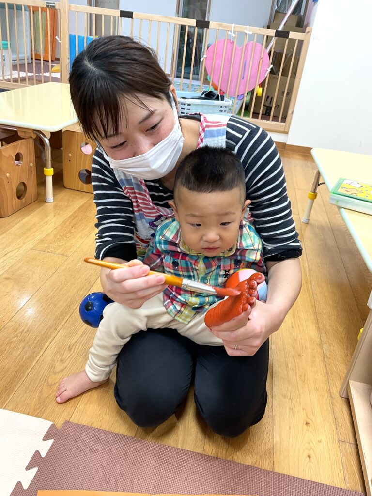 大阪 保育園 くじら保育園 手形足形アート 202511-2