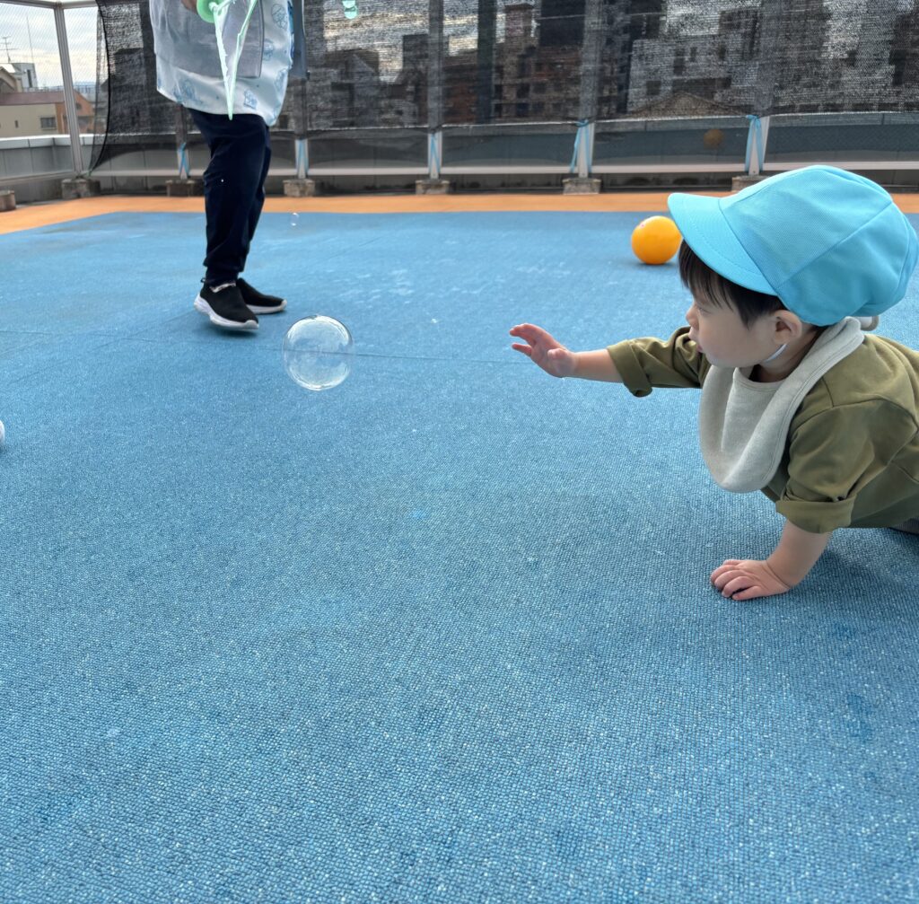 保育園 屋上 大阪 くじら保育園 0歳児 202511-4