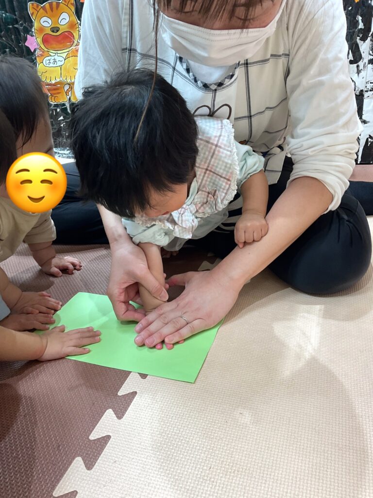 大阪 保育園 くじら保育園 手形足形アート 202511-4