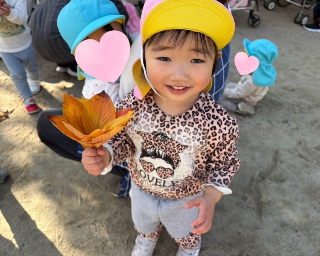 大阪 保育園 くじら保育園 秋のお散歩 落ち葉拾い 202512-3