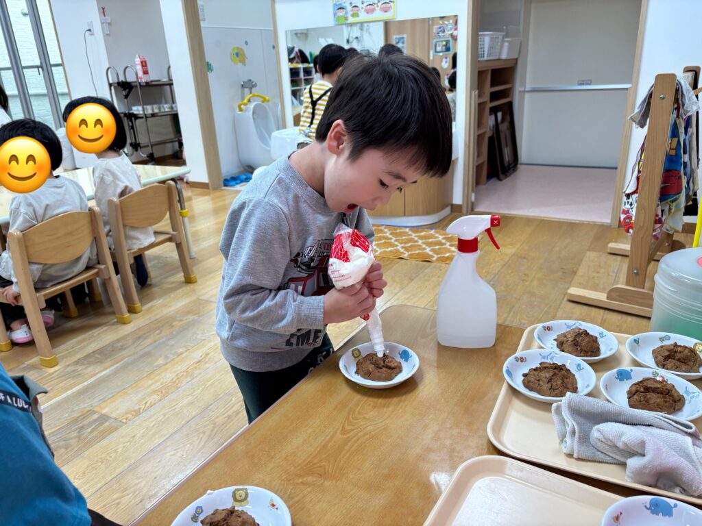 ケーキのトッピング　保育園　大阪　くじら保育園　202512-2