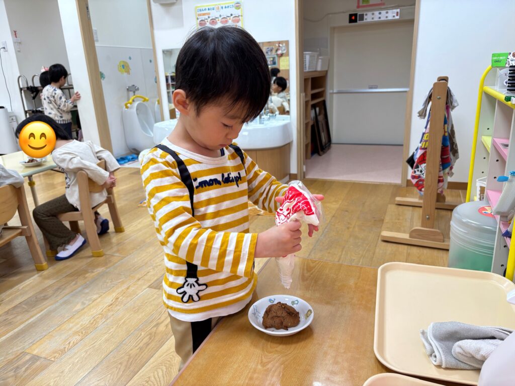 ケーキのトッピング　保育園　大阪　くじら保育園　202512-1